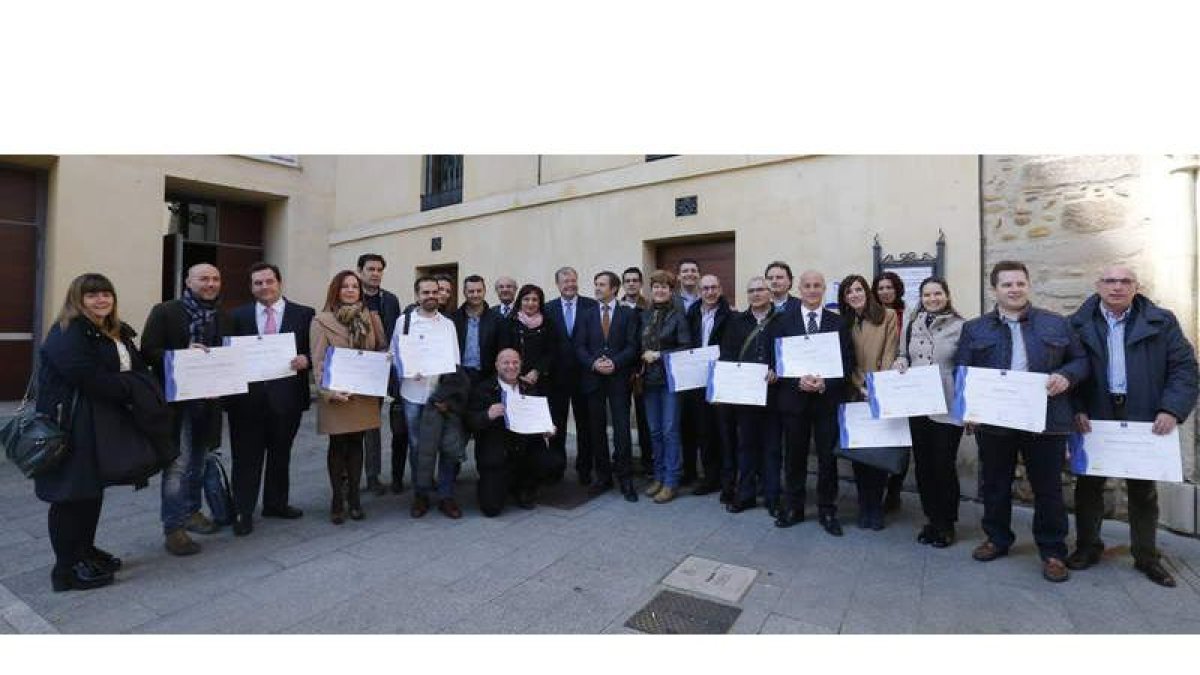 El alcalde y el director general de Turismo, durante la entrega de las distinciones Sicted a 35 establecimientos leoneses. RAMIRO