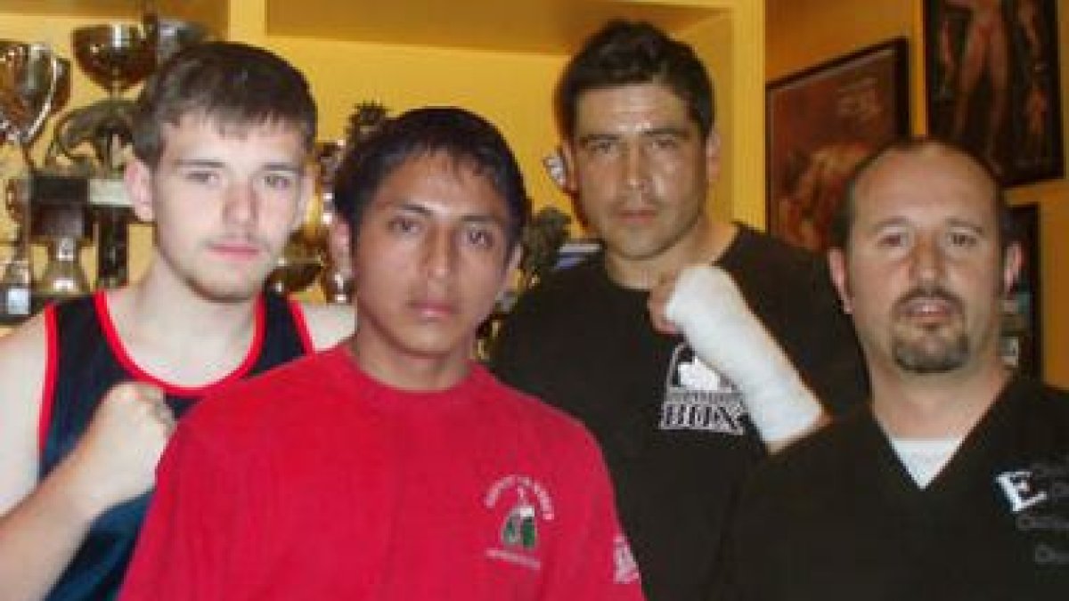 Silva, Sumba y Ormeño, los tres púgiles leoneses, y a la derecha el entrenador Alfredo Arrojo.