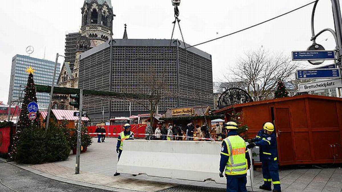 El mercadillo navideño de Berlín reabre tras colocar bloques de hormigón para evitar nuevos ataques.