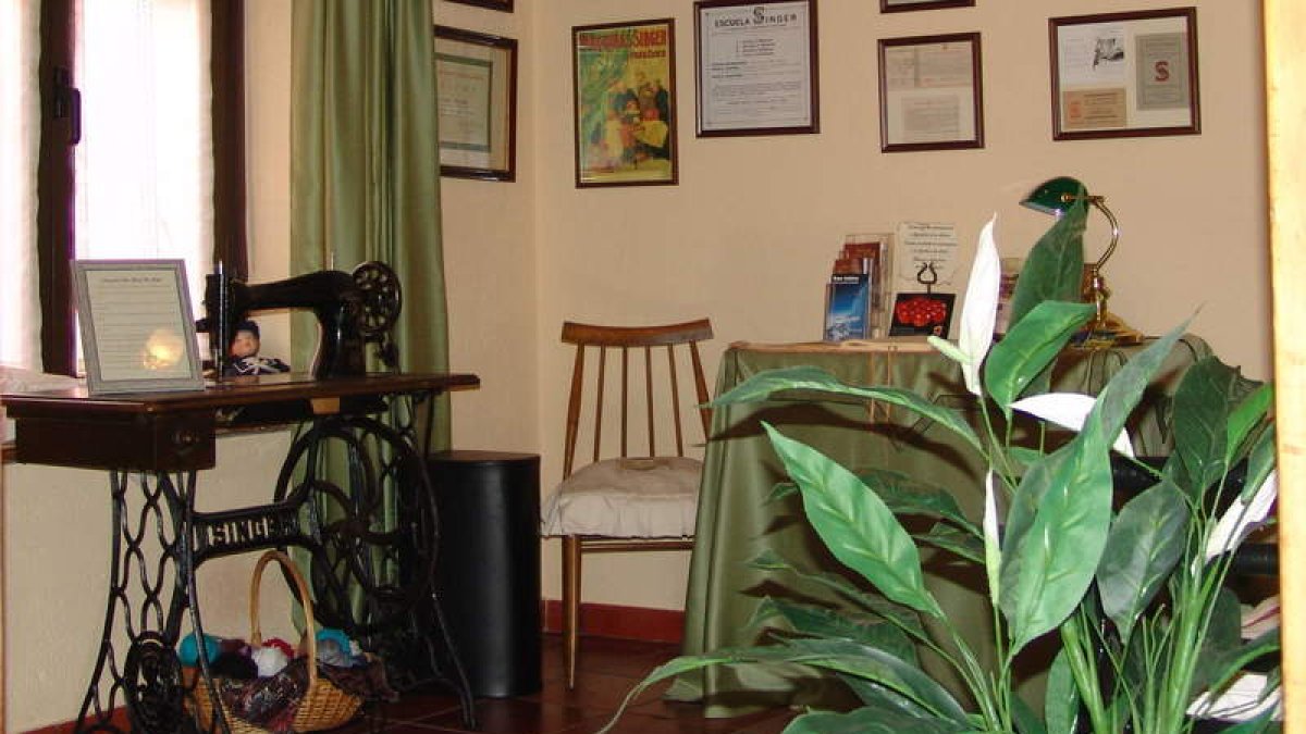 La habitación desdicada a Las Singer, dormitorio, patio y cocina de la casa rural en Mansilla de las Mulas.