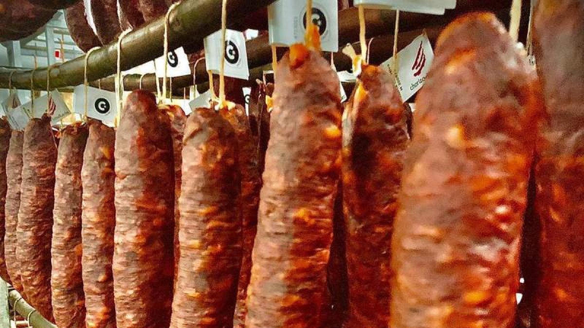 La Cecina de León es uno de los productos estrella de la Fábrica de Embutidos Quiñones. MARCIANO PÉREZ