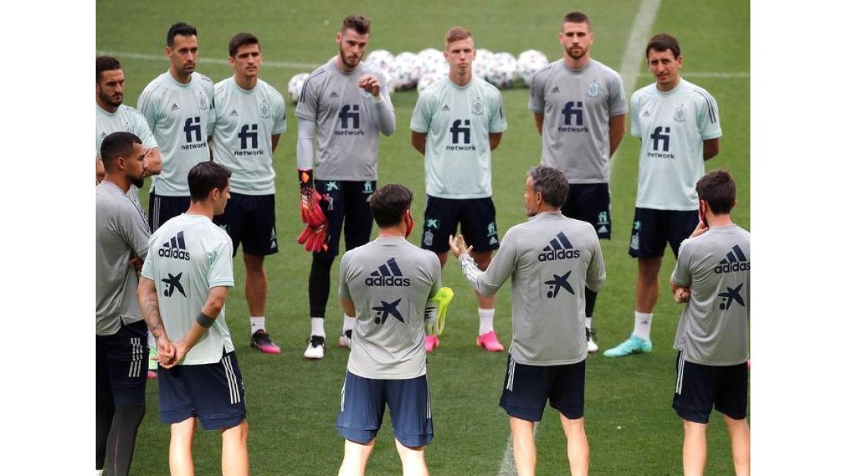El seleccionador español Luis Enrique Martínez conversa con sus futbolistas. JUAN CARLOS HIDALGO