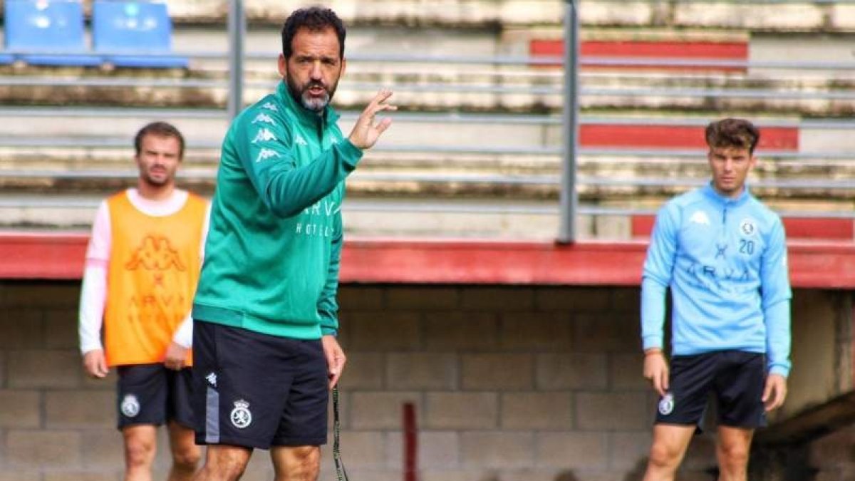 Ramón González prepara el partido ante el San Fernando. MARCIANO PÉREZ