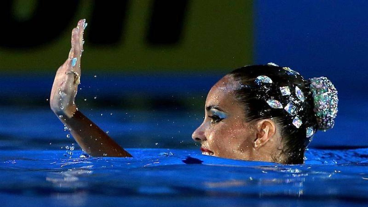 La nadadora española Ona Carbonell saluda al público tras ejecutar su ejercicio en la final de la rutina libre individual en la piscina del Palau Sant Jordi de los Campeonatos del Mundo de Natación que se celebran en Barcelona, en la que ha conseguido la