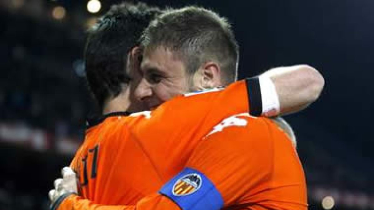 Joaquín, derecha, celebra su segundo gol con Aduriz.