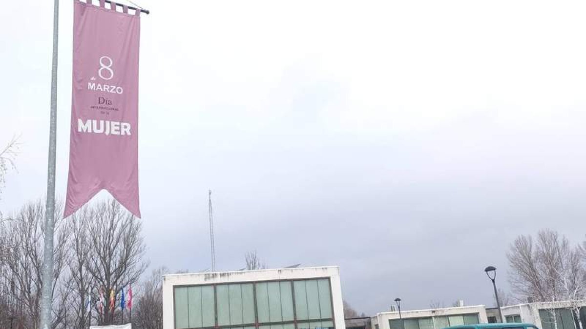 La gran bandera ondeará en Sariegos por el 8-M. DL