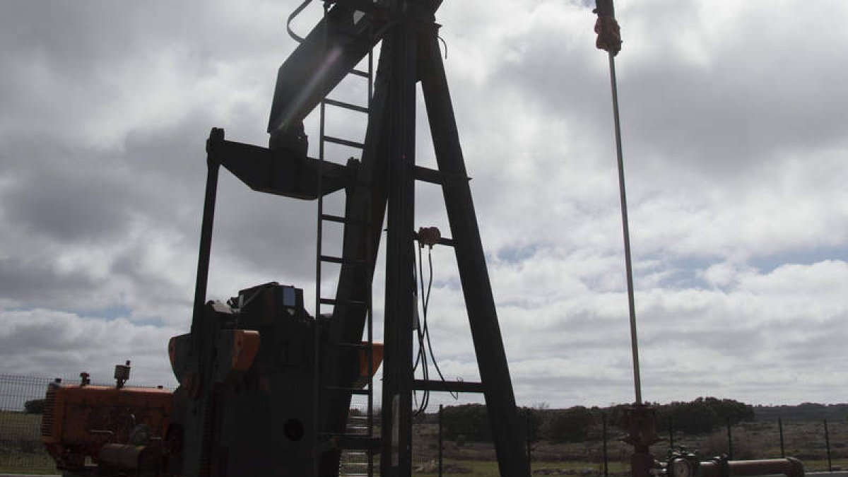 El Museo del Petróleo, único en España, abre sus puertas para enseñar a turistas y visitantes cómo se sigue extrayendo petróleo en La Lora. R. ORDÓÑEZ