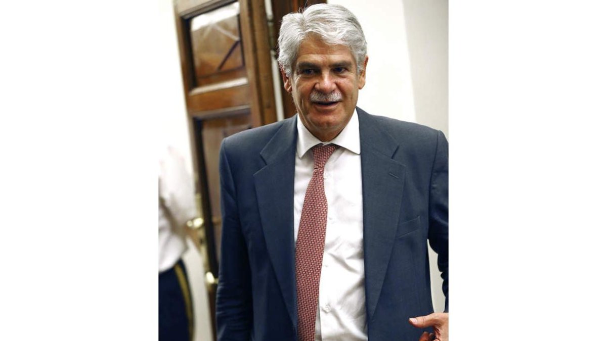 El ministro Alfonso Dastis antes de la comparecencia. J. P. GANDUL