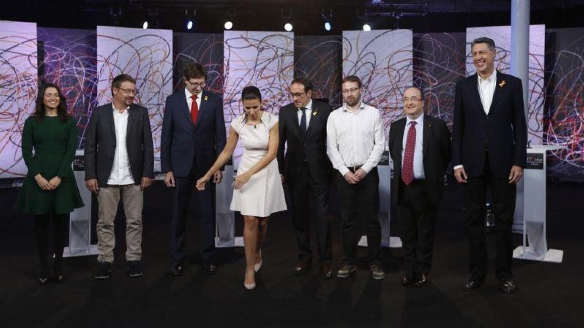 De izquierda a derecha, Inés Arrimadas (Cs), Xavier Domènech (CeC-Podem), Carles Mundó (ERC), la periodista Ana Pastor, Josep Rull (JxCat), Vidal Aragonés (CUP), Miquel Iceta (PSC) y Xavier García Albiol (PPC), en el plato de La Sexta.