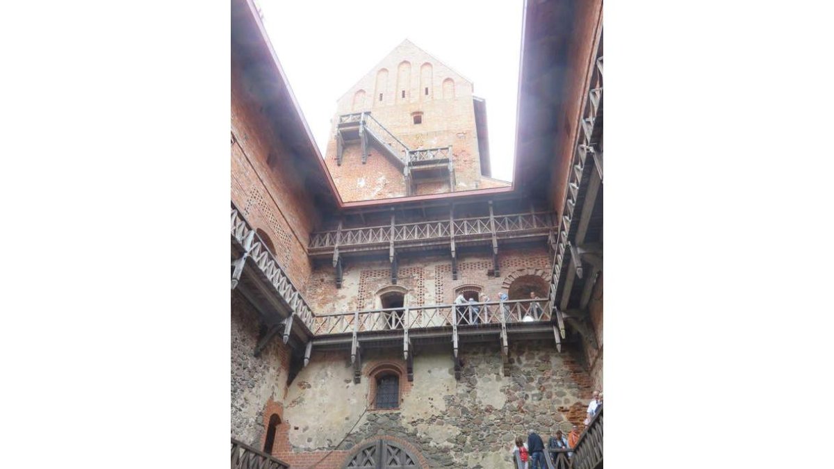 El castillo de Trakai está construido en una pequeña isla del lago Galvé. Un puente de madera permite el acceso a la hermosa construcción. Sobre estas líneas, un recoleto patio interior del castillo en la antigua capital de Lituania antes de que lo fuera