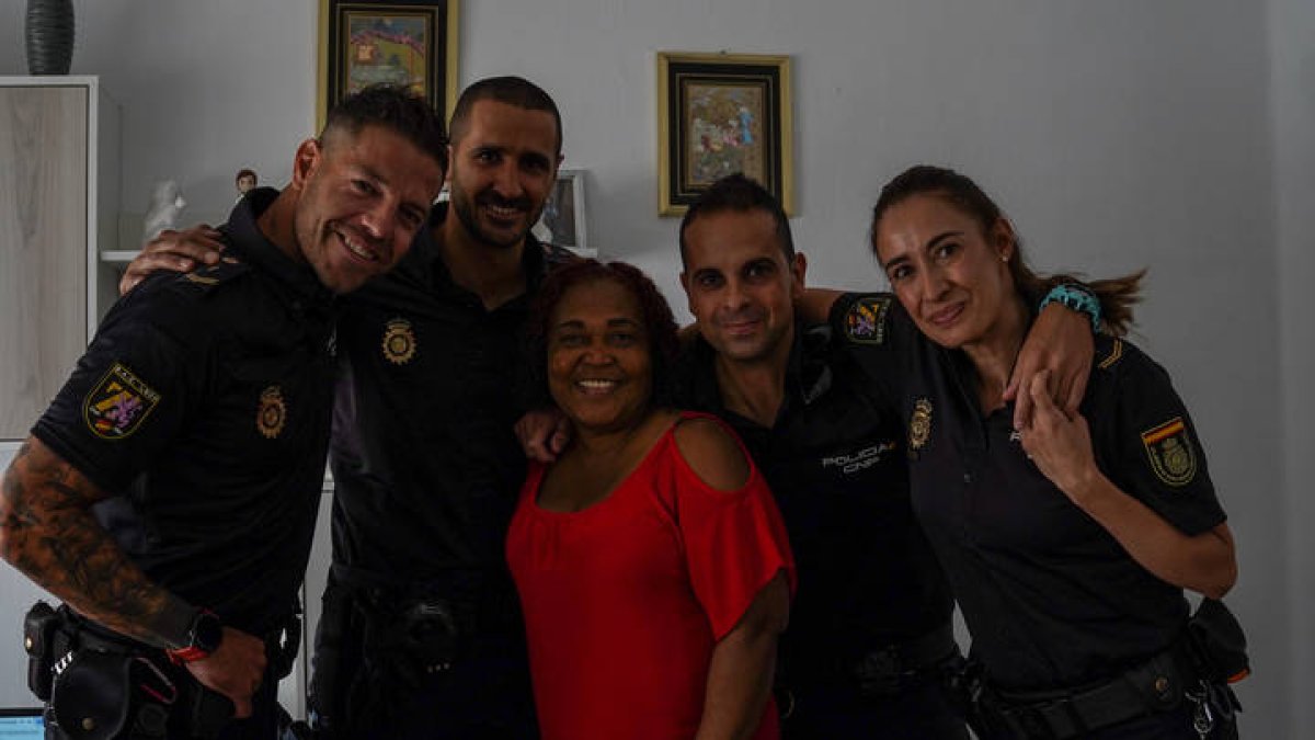Cristian, Fran, Hernestina, Fran y Elena se reencuentran medio año después de la intervención. MIGUEL F.B.