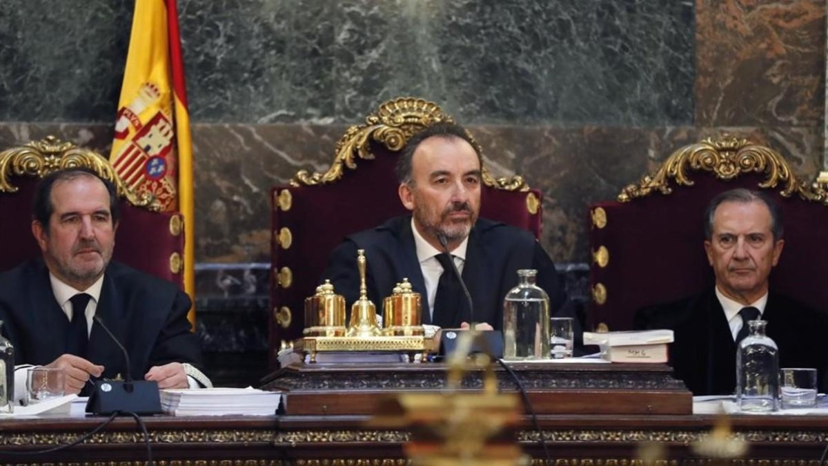 Los tres magistrados del Tribunal Supremo que compusieron la vista del caso Nóos. De izquierda a derecha: Andrés Martínez Arrieta, Manuel Marchena y Miguel Colmenero.