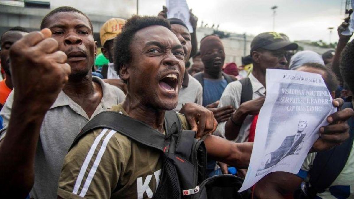 Manifestantes protesan en Puerto Príncipe, capital de Haití.