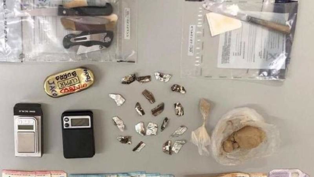Dinero y parte del material intervenido por la Guardia Civil en la operación antidroga. GUARDIA CIVIL