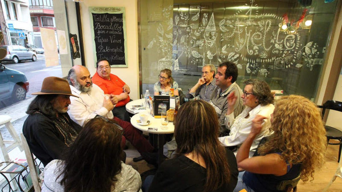 Un instante en el encuentro literario que acoge el Café Amélie, una de las más jóvenes tertulias leonesas
