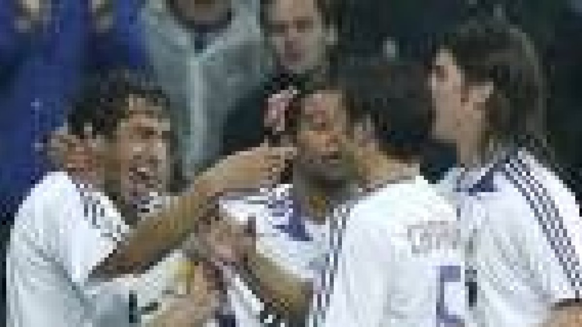 Raúl fue ayer de nuevo el héroe del Real Madrid