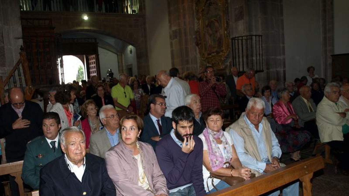 El público abarrotó la Catedral de la Montaña. A la izquierda, David Álvarez, marqués de Crémenes.