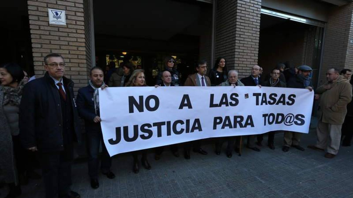 Los letrados y profesionales de la Justicia desplegaron ayer una pancarta en contra de las tasas.