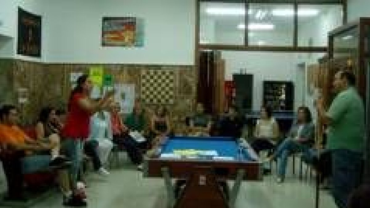 Una alumna interpreta un papel que el profesor le ha asignado para perder el miedo escénico