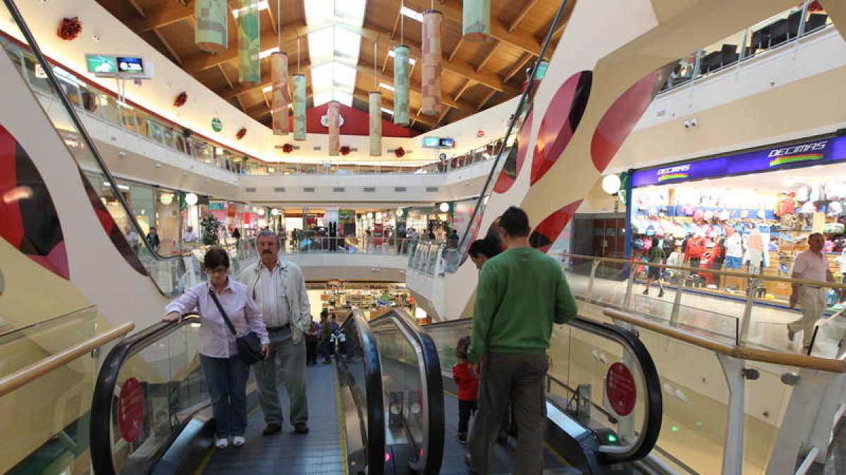 El interior del centro comercial El Rosal, en Ponferrada.
