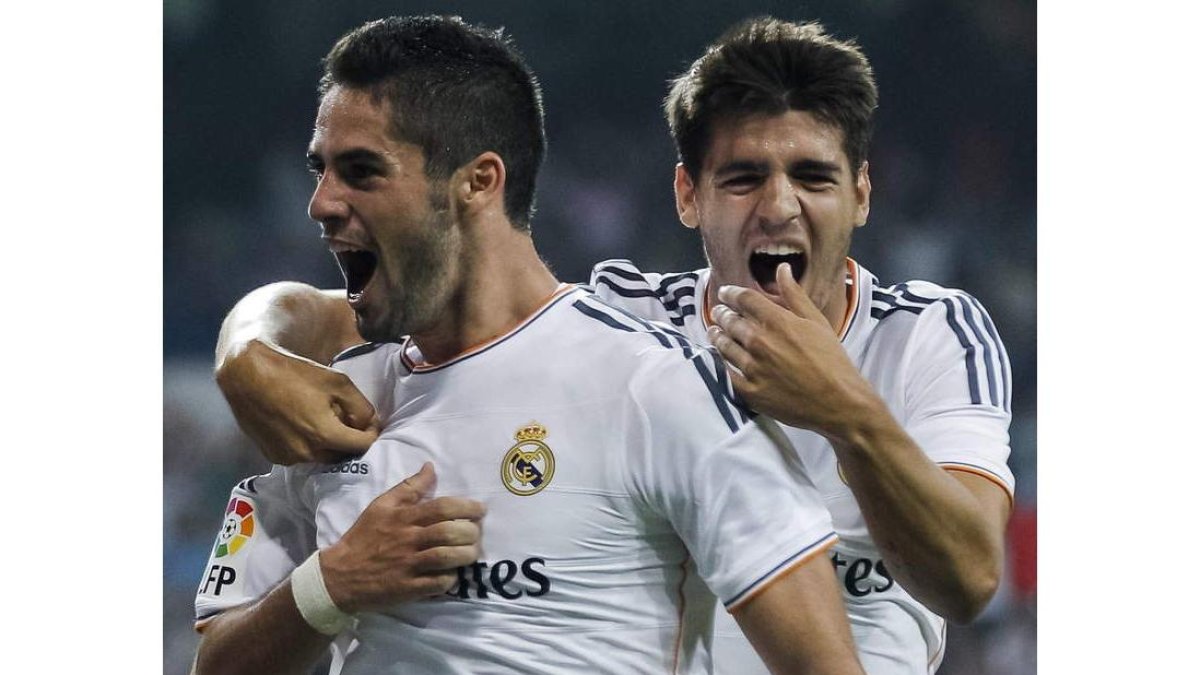 El madridista Isco, izquierda, lo celebra tras marcar el gol del triunfo ante el Real Betis.