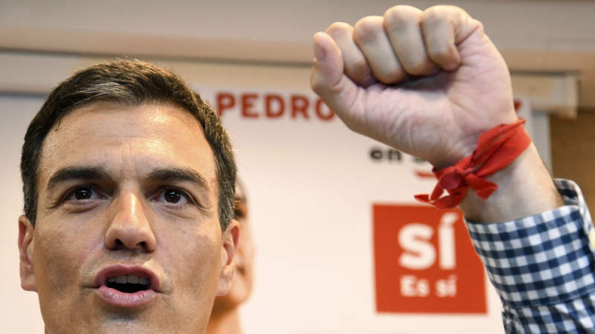 Sánchez canta la Internacional en un acto celebrado recientemente en Segovia. PABLO MARTIN