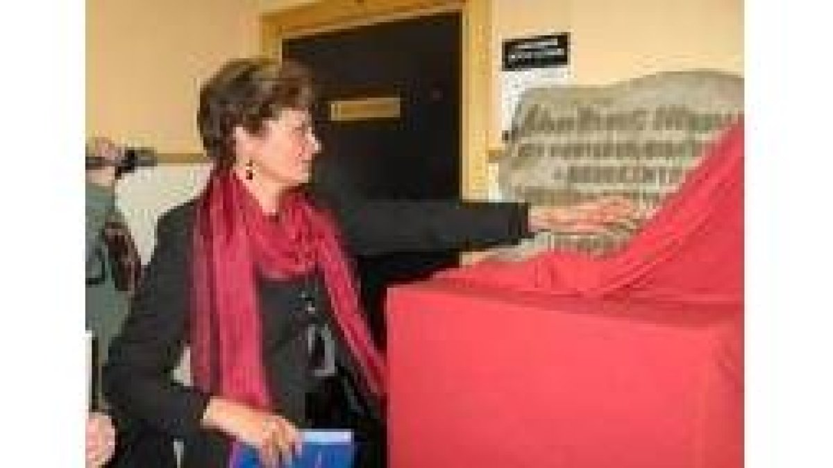 La viuda descubre la placa dedicada a Jose Eloy García