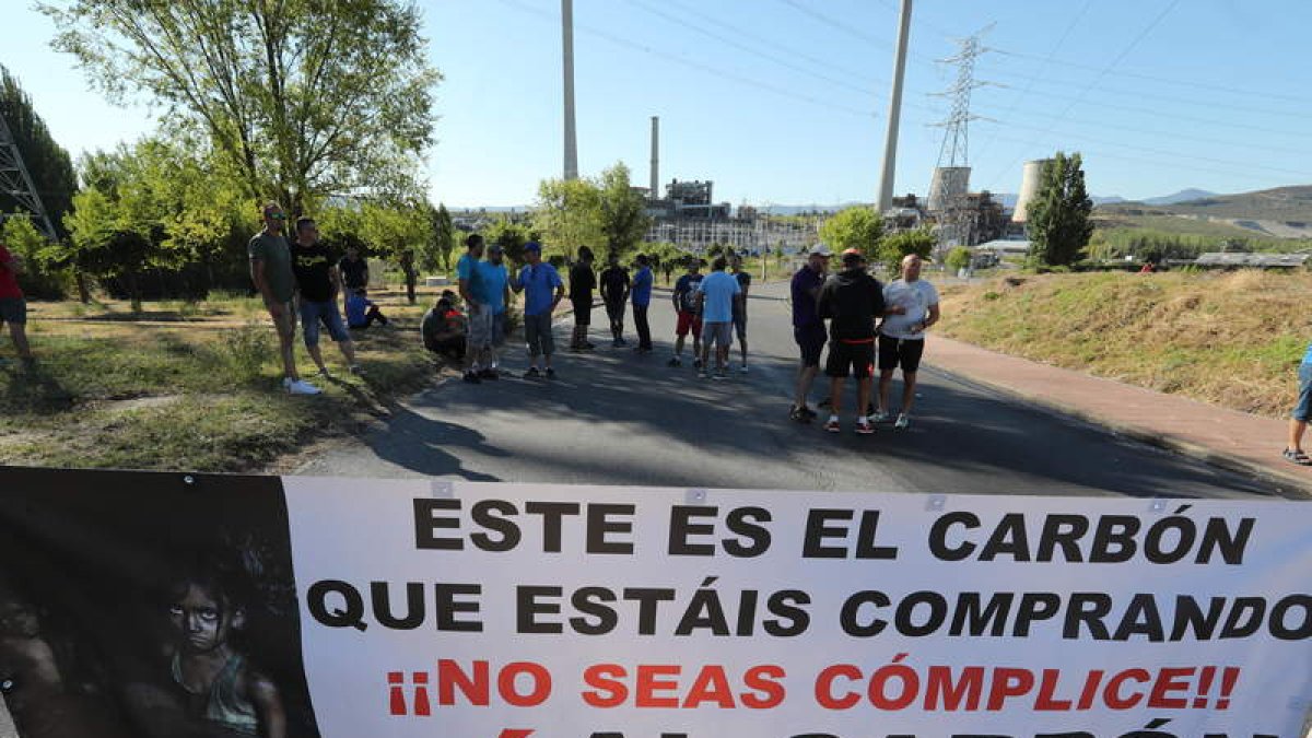 Mineros apostados ayer frente a la central térmica de Compostilla, en Cubillos del Sil. ANA F. BARREDO