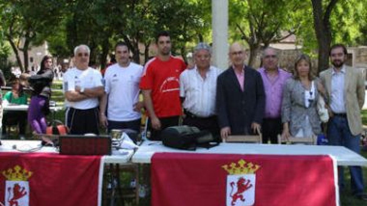 Durán y Lleida junto a parte de la delegación leonesa.