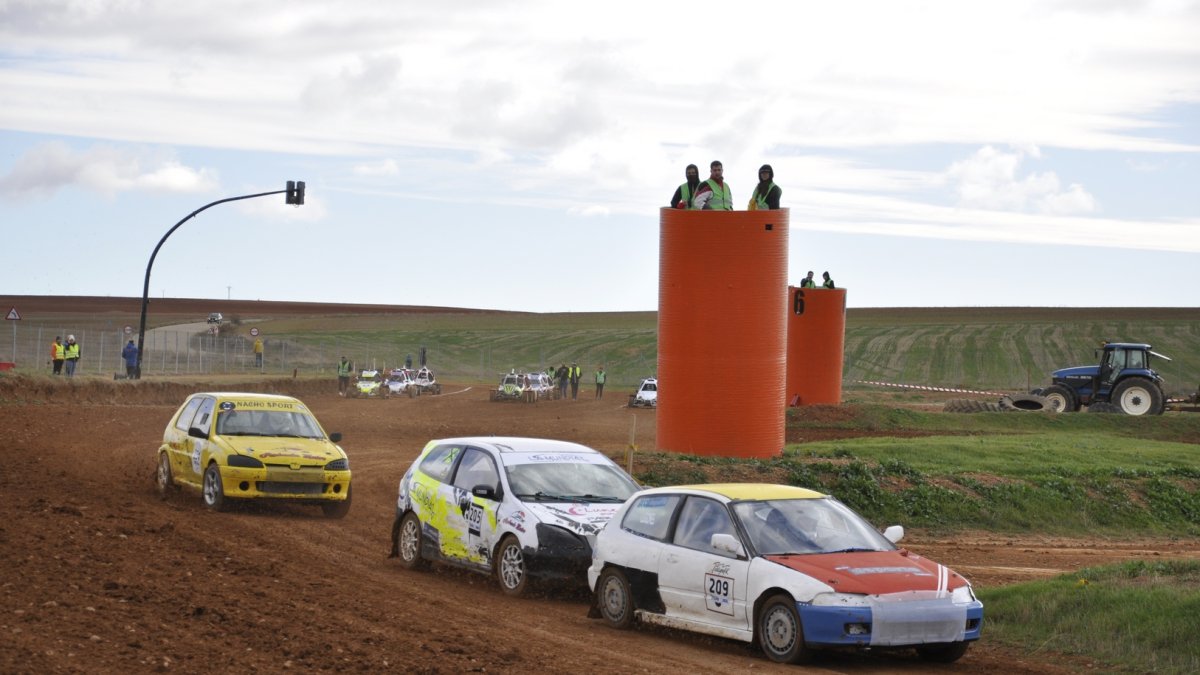 Un momento de una de las carreras celebradas hoy en Los Cucharales, en Valencia de Don Juan. DL