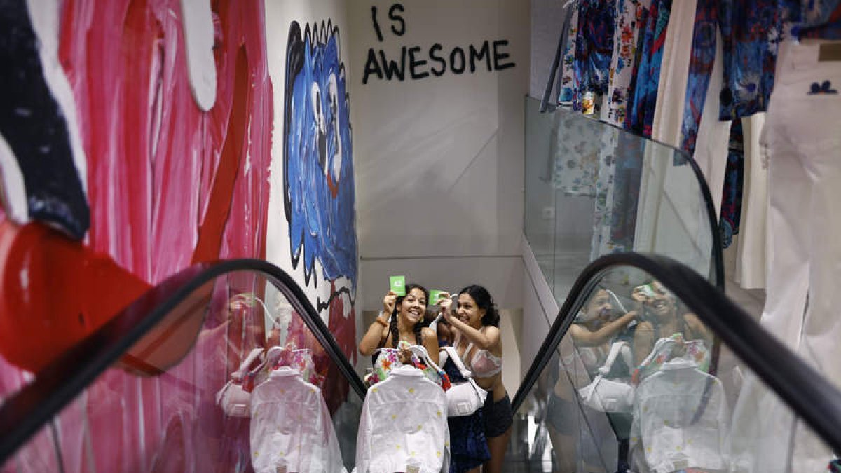 Imagen de dos clientas de un gran almacén. RODRIGO JIMÉNEZ