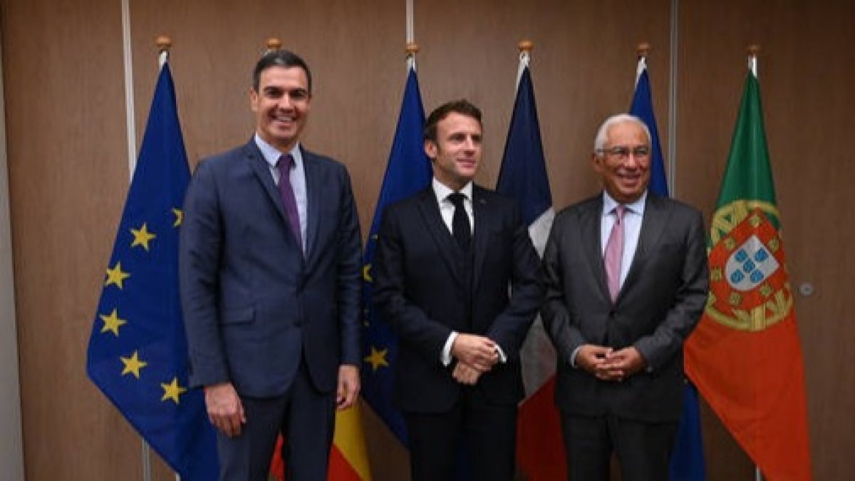 Pedro Sánchez ha acordado en Bruselas junto a Emmanuel Macron y Antonio Costa la creación, como cuestión prioritaria, del Corredor de Energía Verde, que conectará los tres países con la UE. BORJA PUIG DE LA BELLACASA