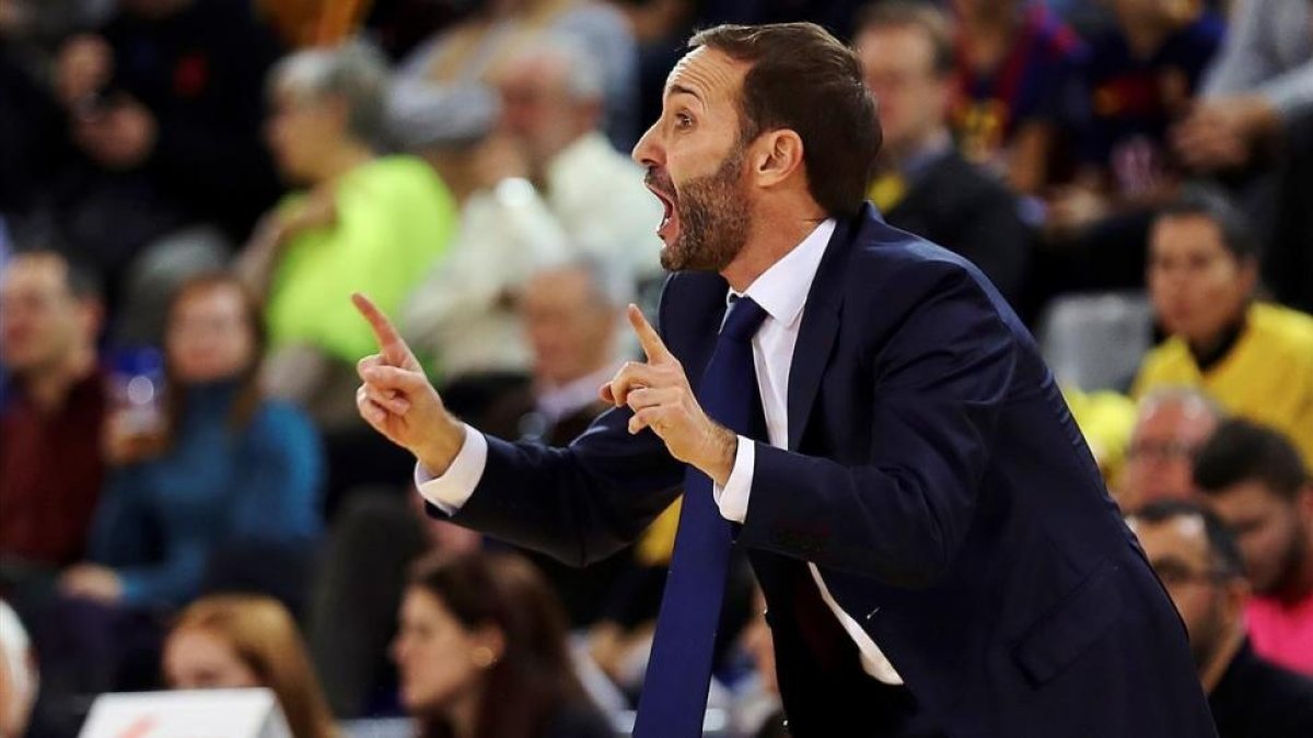Sito Alonso, dirigiendo al Barça
