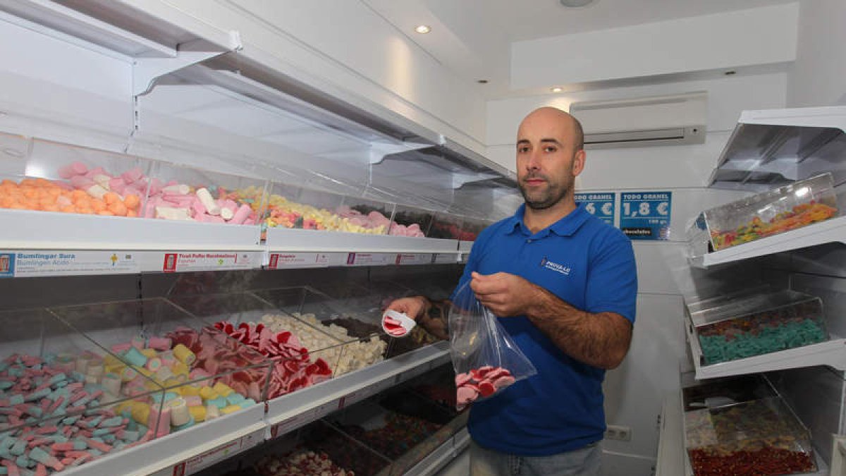 Amador García Montes ha apostado por abrir la primera tienda de golosinas suecas en León.