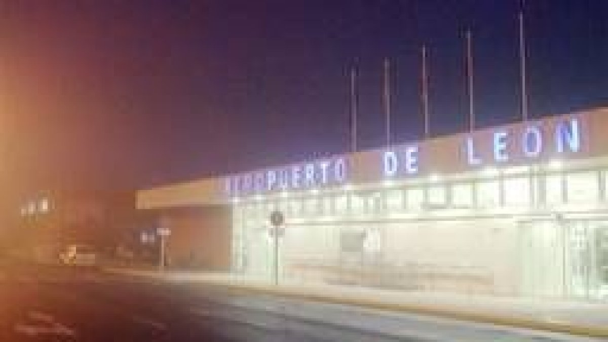 La niebla persistente durante toda la jornada de ayer causó problemas en las operaciones aéreas