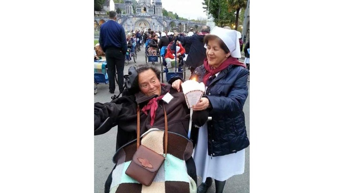 Varias voluntarias leonesas junto a una de las enfermas. DL