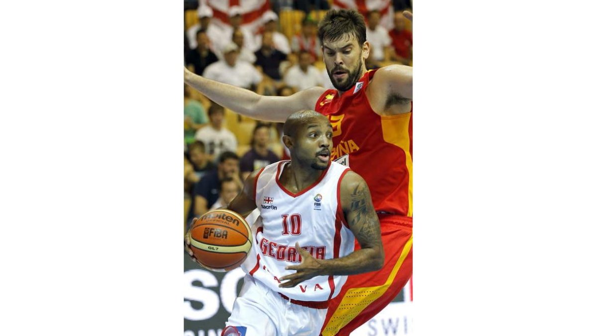 Gasol defiende el ataque de Hickman. Marc dominó la zona.