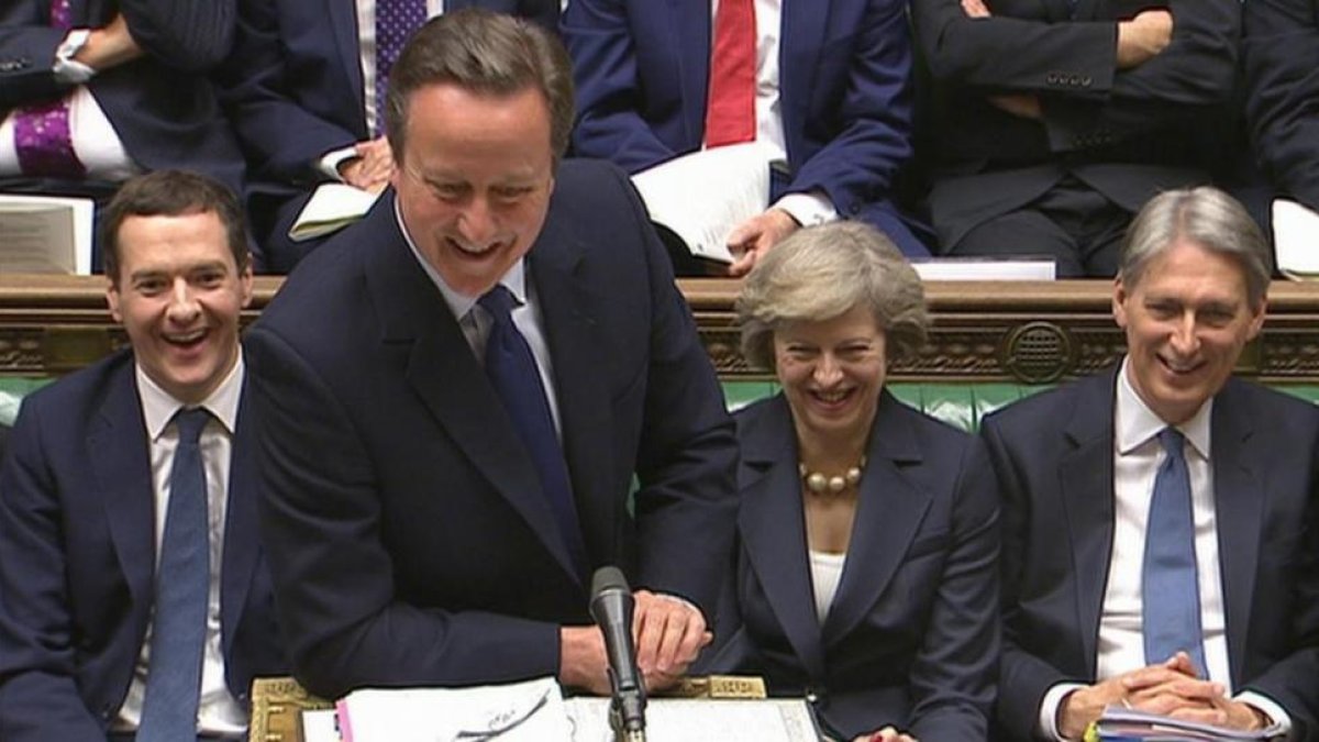 Cameron (centro) sonríe en su último discurso en la Cámara de los Comunes, en Londres.
