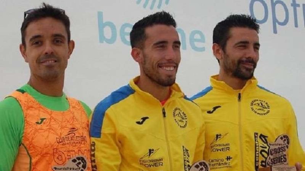 Jesús (centro) junto a su hermano Adrián (derecha) en el podio. DL