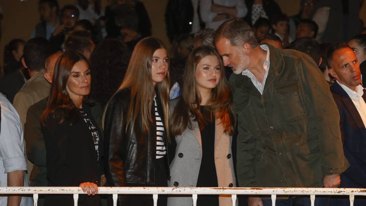 Los reyes Felipe (d) y Letizia (i), acompañados por sus hijas, la princesa Leonor (2d) y la infanta Sofía (2i). JUAN CARLOS HIDALGO