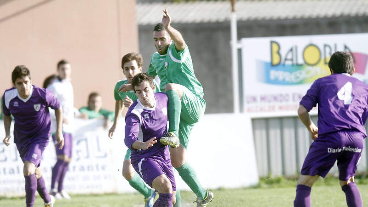 El partido entre La Virgen y el Cristo Atlético se caracterizó por la pelea sin tregua.