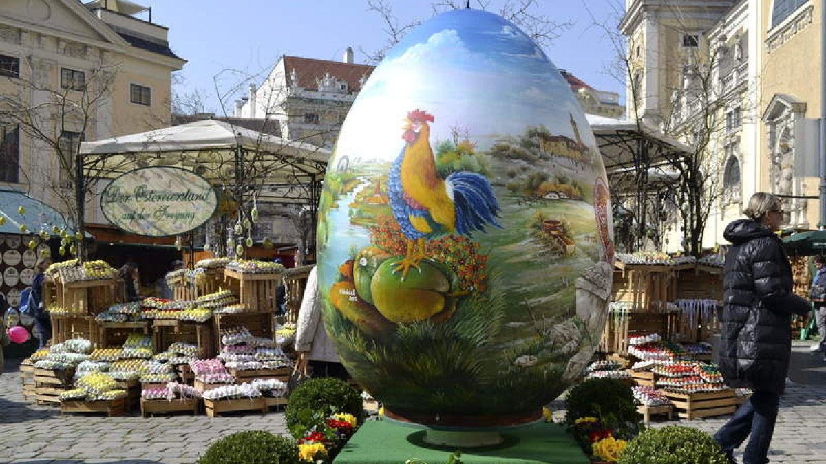 Un gigante huevo de pascua pintado se expone en el mercado de Freyung, en Viena.