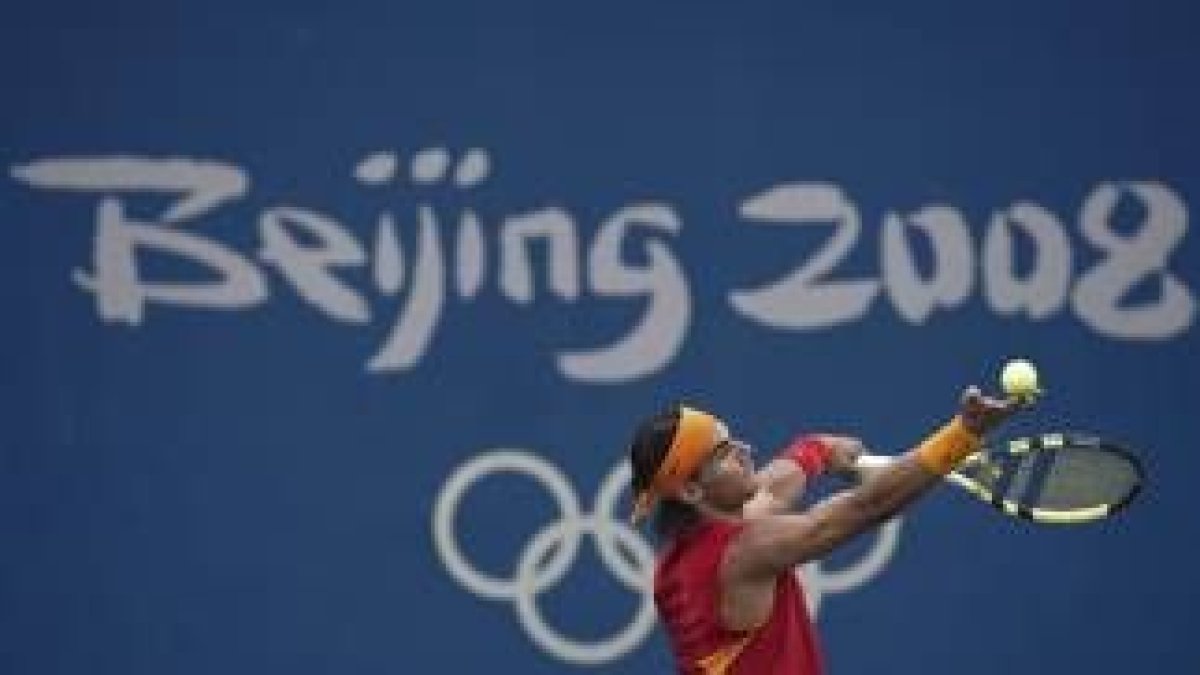 Rafa Nadal ejecuta su servicio en el partido de ayer ante el ruso Igor Andreev