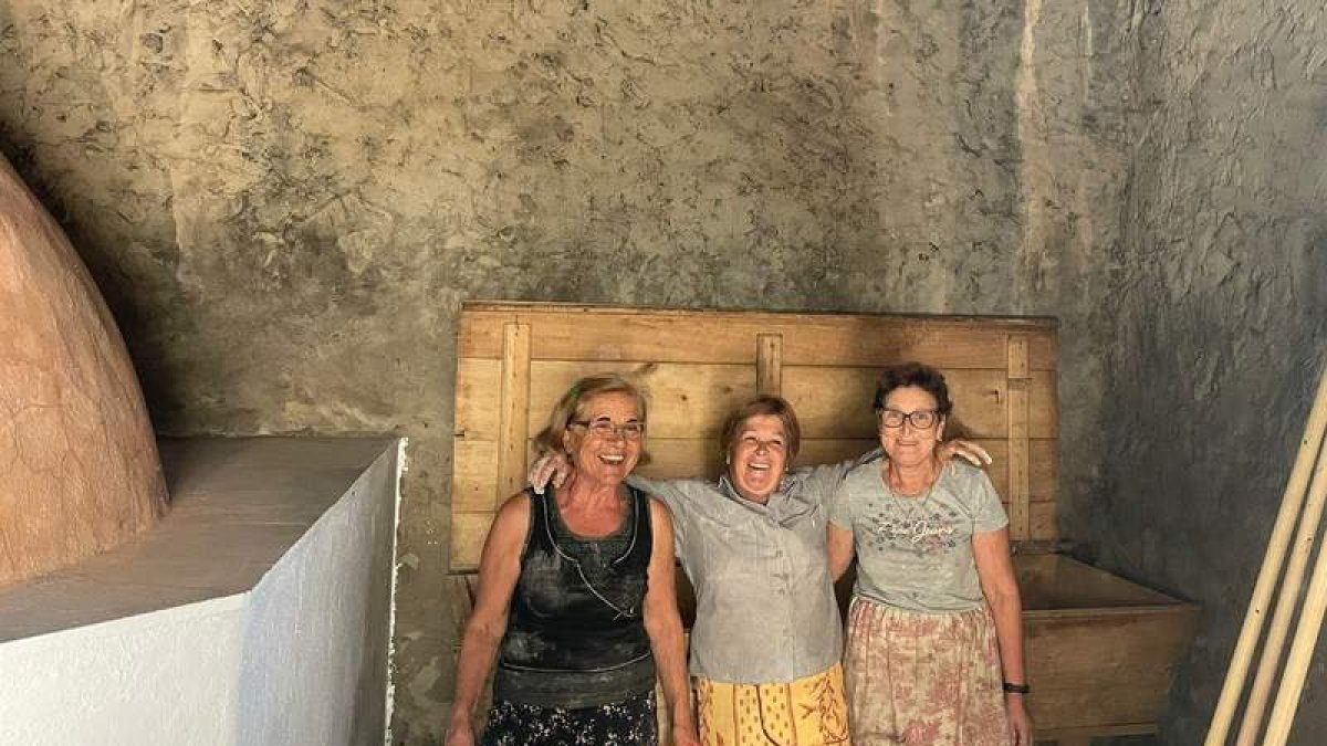 Vecinas del pueblo posan junto al horno comunitario. DL