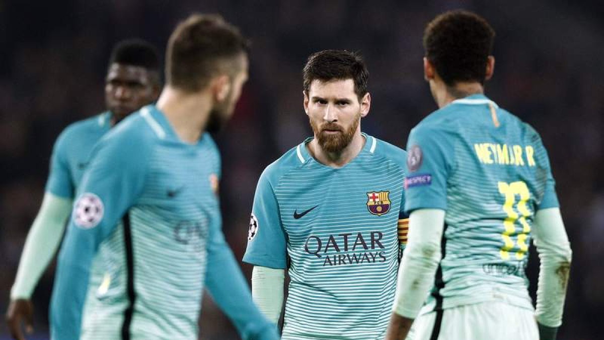 Messi, en el centro, cariacontecido durante el partido contra el PSG. YOAN VALAT