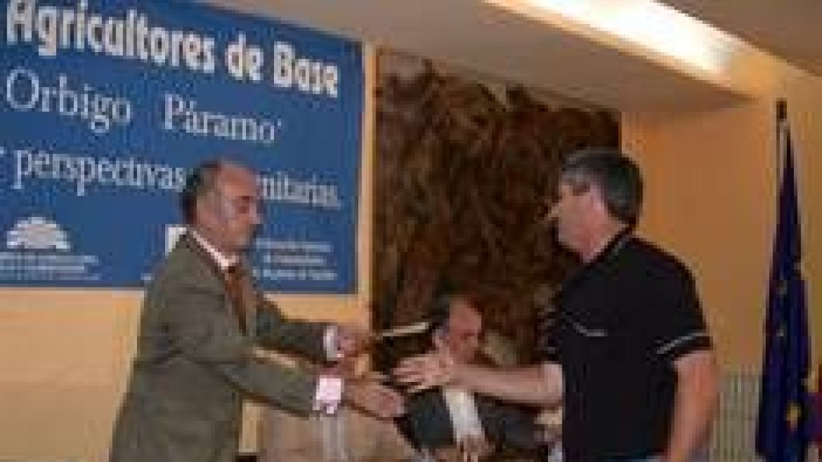 José Carlos Jiménez entrega el diploma de fin de curso a un alumno