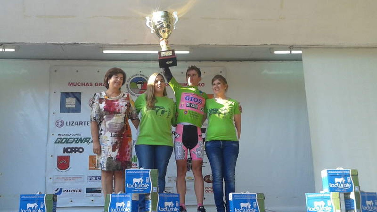 Carlos Cobos en el podio tras proclamarse campeón en Pamplona y sellar su billete al Mundial.