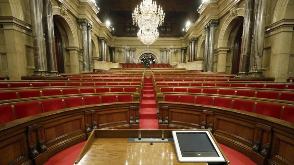 Vista del hemiciclo del Parlament de Cataluña, que prevé volver a reunirse en sesión plenaria el próximo martes para acoger la comparecencia del presidente catalán, Carles Puigdemont.