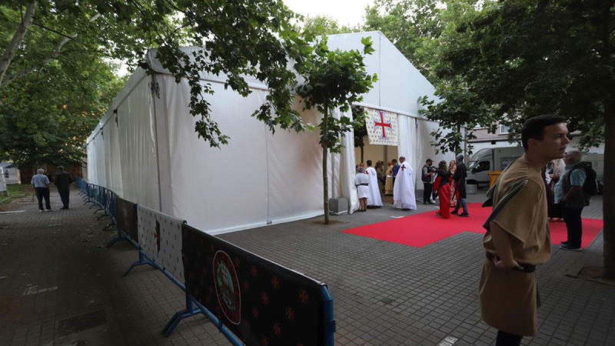 El cambio de lugar de la cena a esta carpa no gustó a muchos. A.F.B.