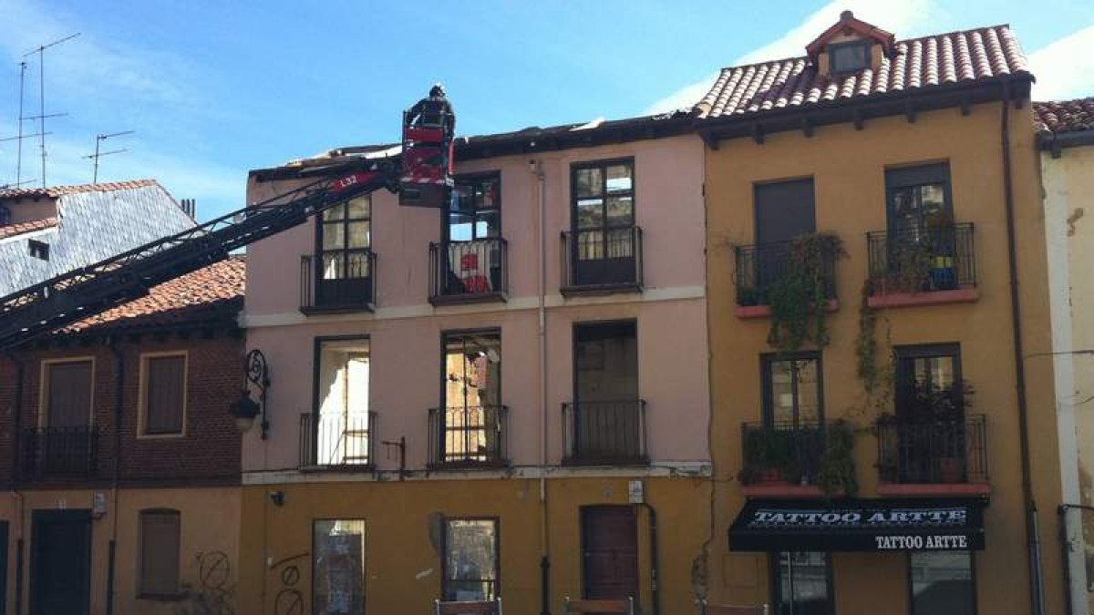 La fachada está a la intemperie desde hace años lo que ha terminado por provocar los desprendimientos.
